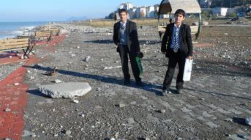 Dalgalar  Belediye Parkına zarar verdi