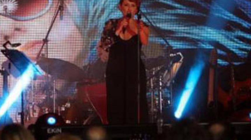 Sahneye &ccedil;ıktı g&ouml;zyaşlarına boğuldu