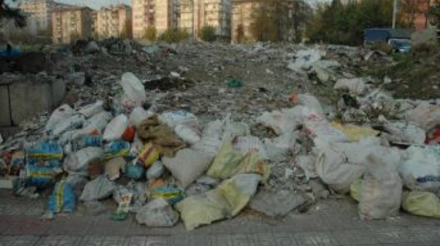 Okul Etrafına Atılan &Ccedil;&ouml;plere Tepki