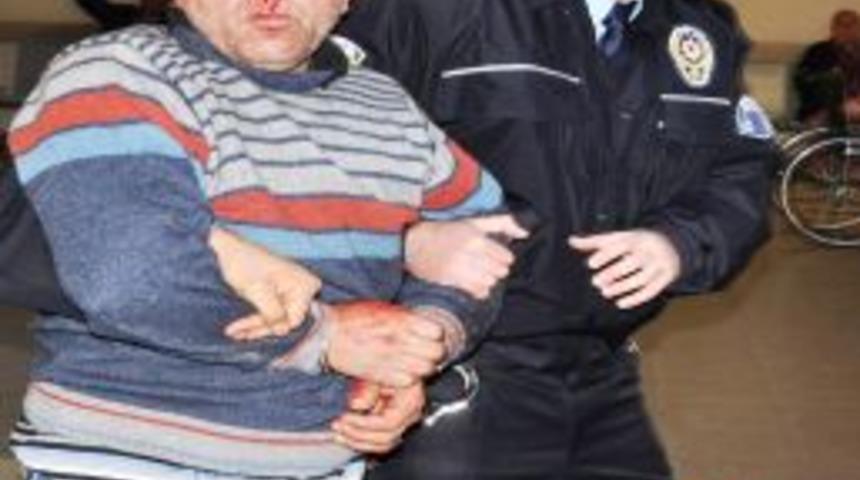 Kavga Eden Baba-oğul, Aralarına Giren Polisleri Darp Etti