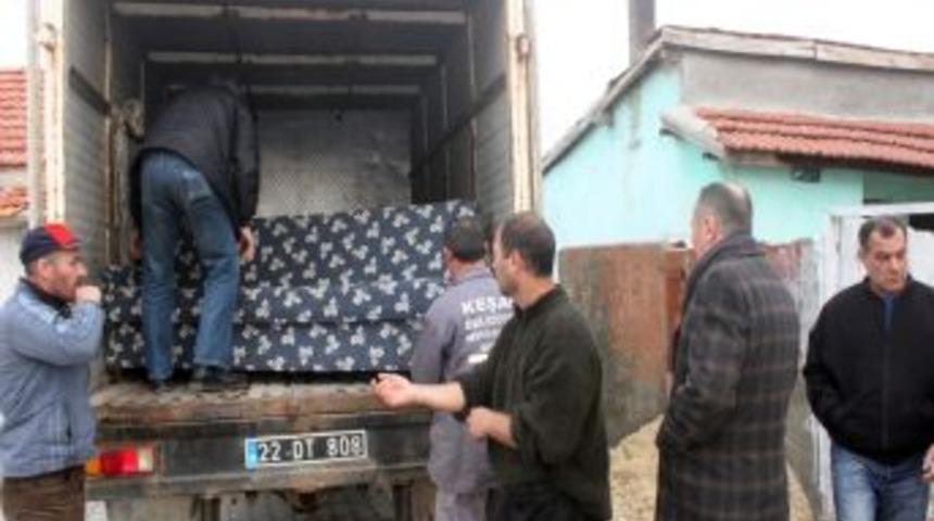 Evi Yanan Aileye Belediye Eşya Yardımı Yaptı