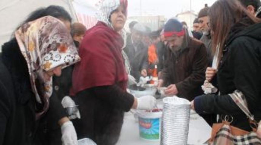 Milliyetçi Hareket Partisi Kırşehir Kadın Kolları Aşure Dağıttı