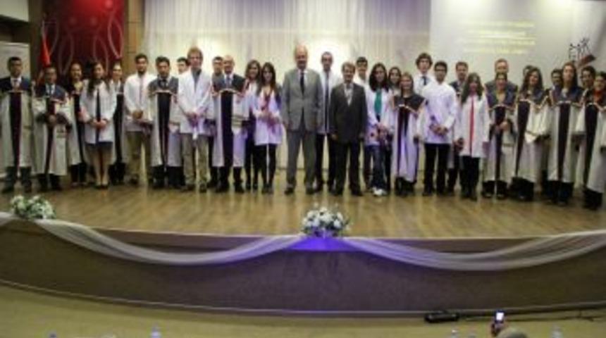 İKÇÜ Diş Hekimliği Fakültesinde Beyaz Önlük Giydirildi