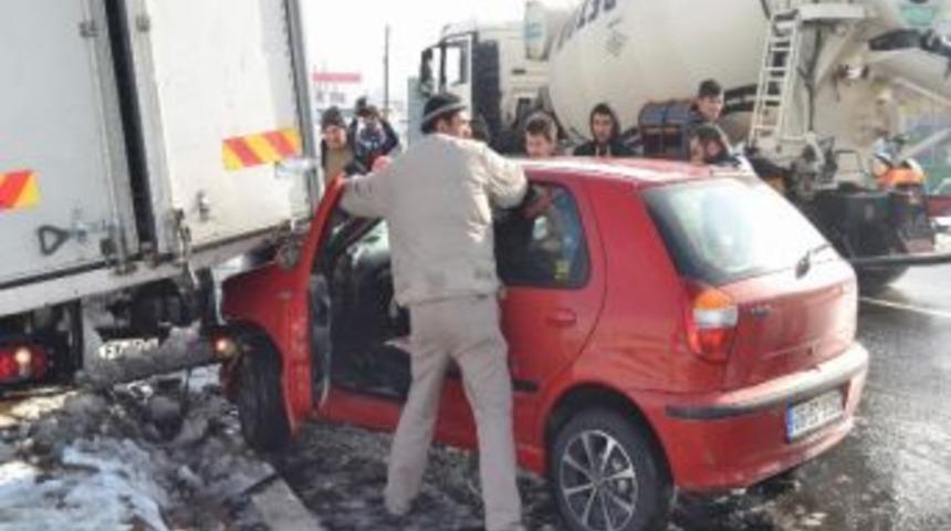 Otomobil Kamyonete &Ccedil;arptı: 1 Yaralı