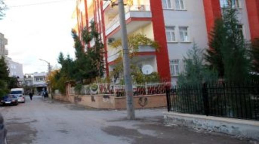 Yol Ortasındaki Direk G&ouml;renleri Şaşırtıyor