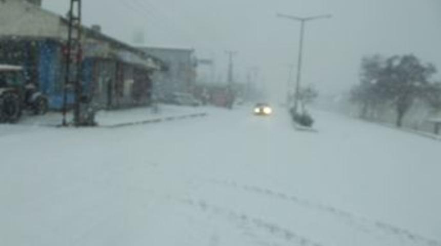 Gemerek'e Mevsimin Ilk Karı Yağdı