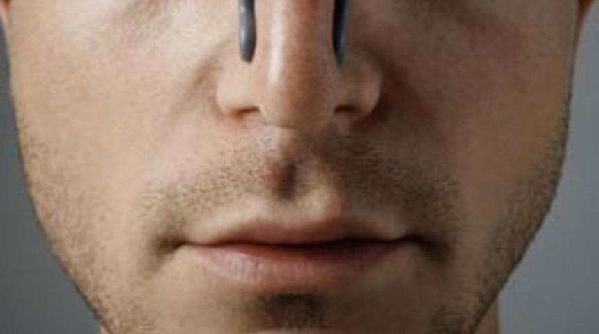 Burnundan taş &ccedil;ıktı