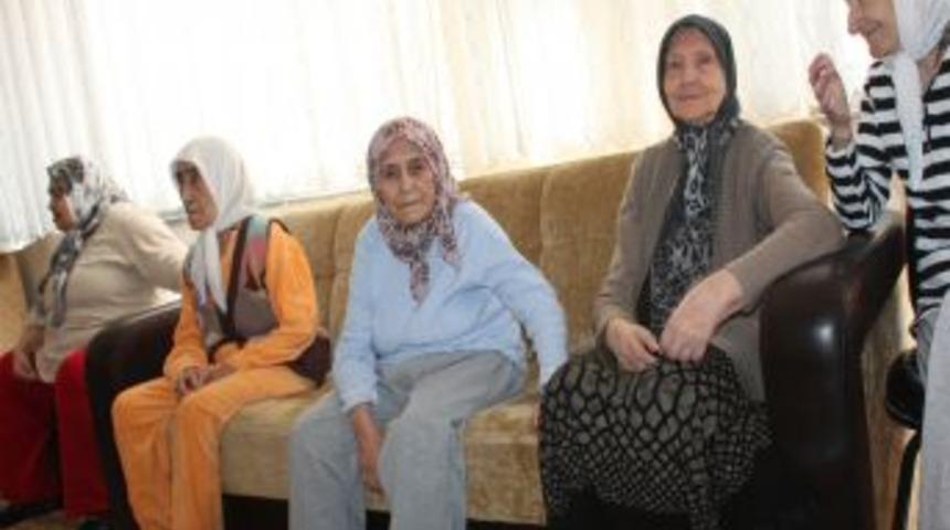 BUGİAD'lı Kadın Girişimciler Yaşlılara G&ouml;n&uuml;l Elini Uzattı