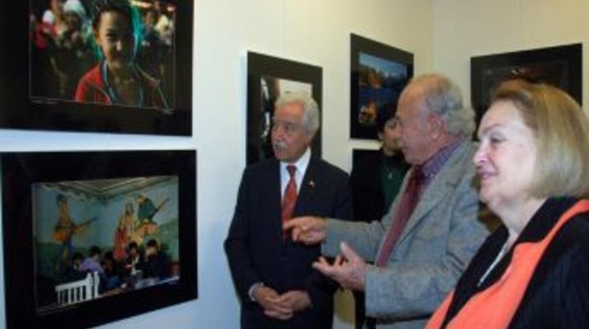 T&uuml;rk D&uuml;nyası&rsquo;ndan İzler Sergisi A&ccedil;ıldı