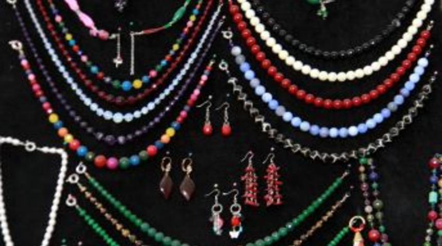 Enerji Deposu Şifalı Taşlar, Tarihi Sokakta Takıya D&ouml;n&uuml;ş&uuml;yor