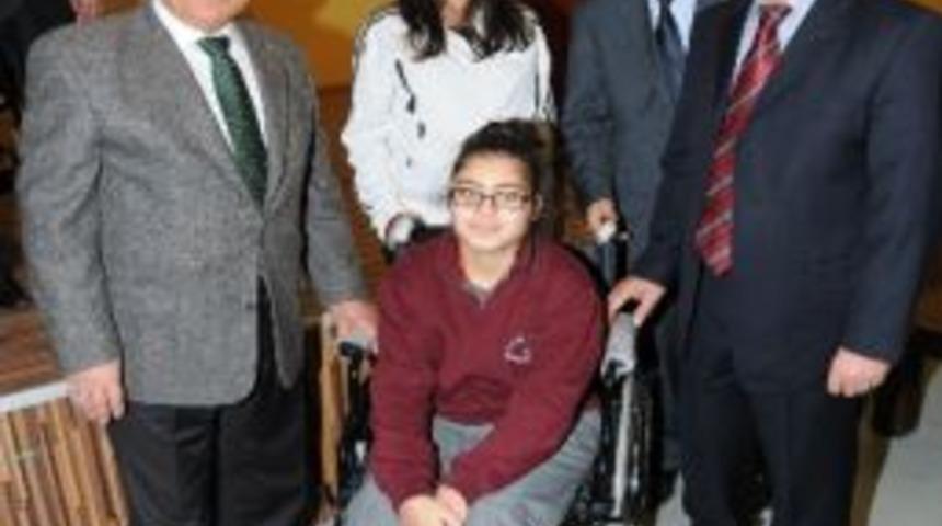 Engelli &Ouml;ğrenciler Mavi Kapakla Tekerlekli Sandalyeye Kavuştu