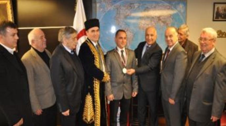 D&uuml;zce Kırım T&uuml;rkleri Derneği&rsquo;nden Kızılay&rsquo;a Teşekk&uuml;r Ziyareti