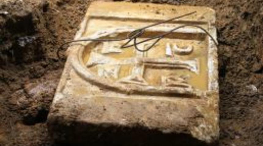 Tarihi Kaleden &Ccedil;alınan Kitabe Ahırdan &Ccedil;ıktı