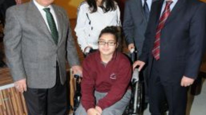 Mavi Kapaklar 2 Engelli Öğrenciyi Sevindirdi