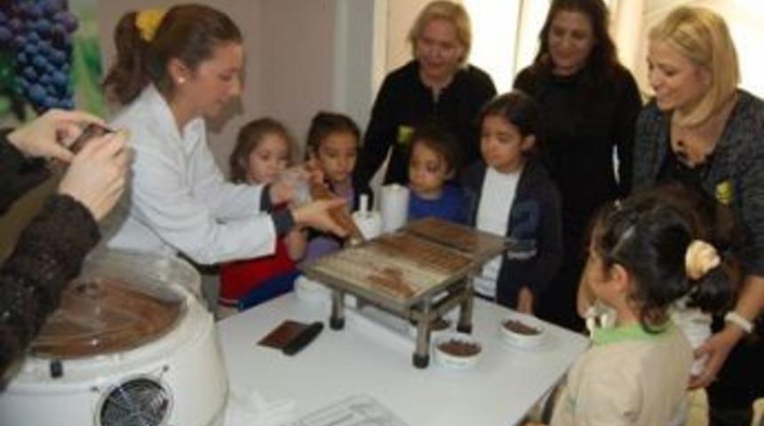 Sancaktepe&rsquo;de &ccedil;ikolata yaptılar ikram ettiler