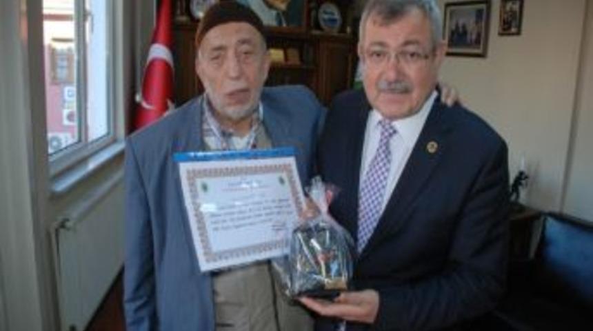 Başkan G&uuml;lşen &Ccedil;eşme Yaptıran Hayırsevere Teşekk&uuml;r Belgesi Verdi