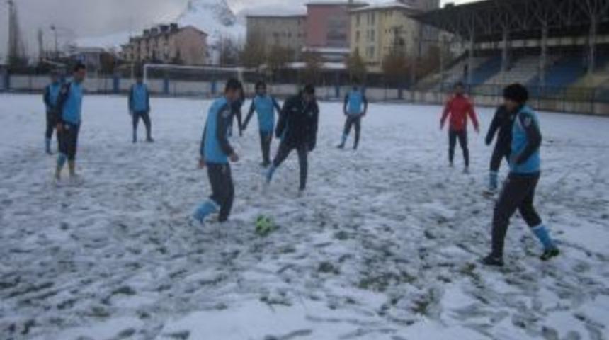 Karla Kaplı Sahada Antrenman