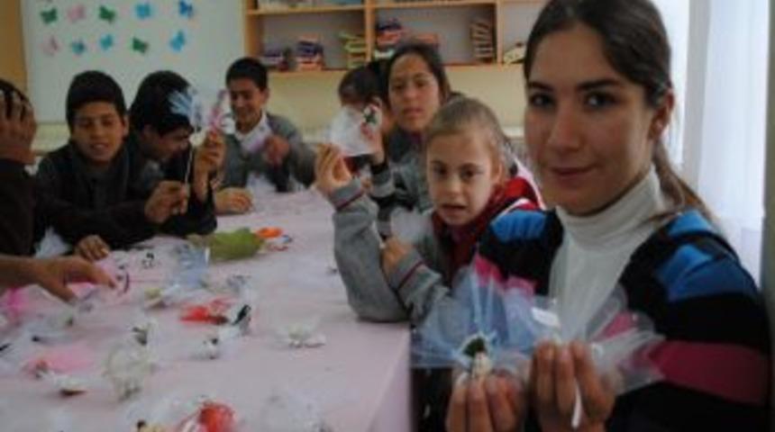 Engelli &Ouml;ğrenciler, &Uuml;rettikleri Nikah Şekerleriyle Har&ccedil;lıklarını &Ccedil;ıkarıyor