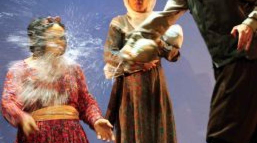 Kan Davası, K&uuml;rt&ccedil;e Tiyatro Oyunu Oldu