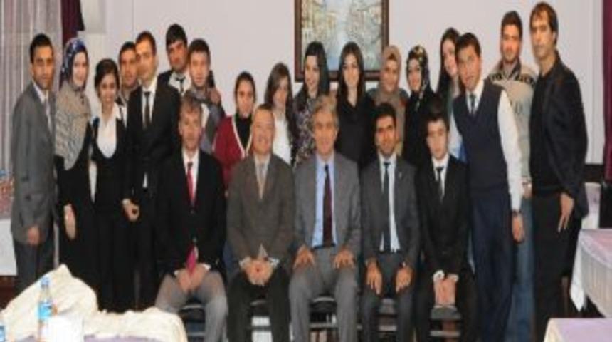 Rekt&ouml;r Korkmaz İşletme B&ouml;l&uuml;m&uuml; &Ouml;ğrencileriyle Buluştu