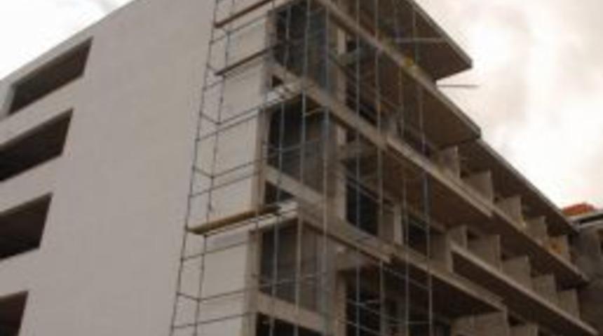 İnşaattan D&uuml;şen İş&ccedil;i Ağır Yaralandı