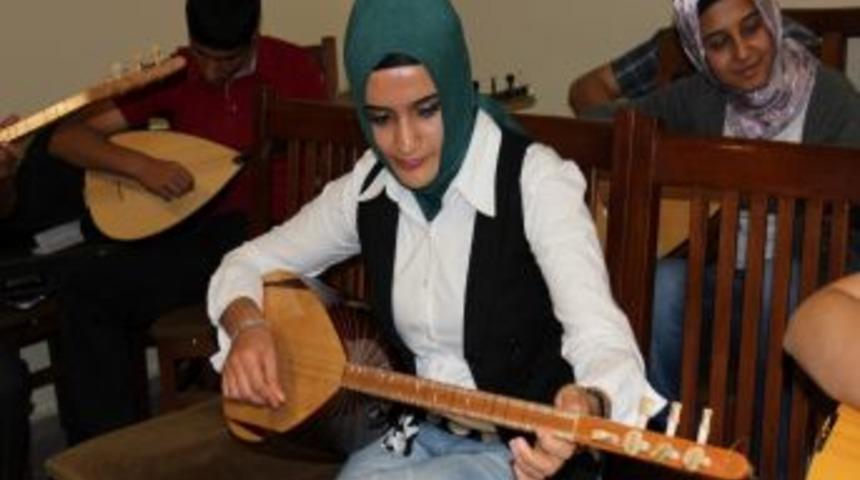 Bağlama Bayanların Da Ilgisini &Ccedil;ekiyor