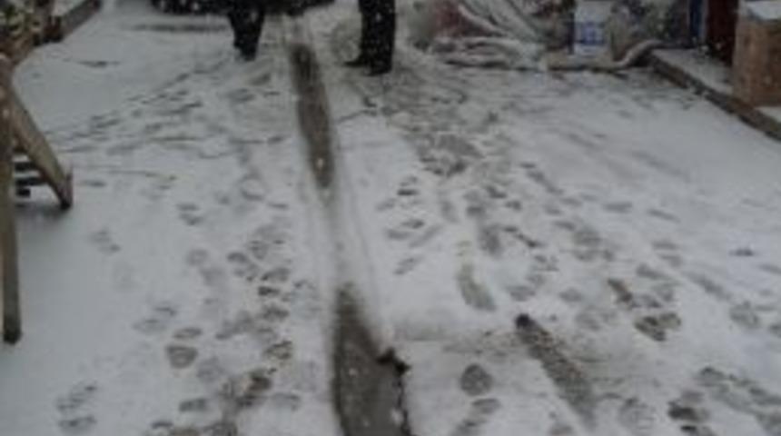 &Ccedil;aldıranda Yılın İlk Karı Yağdı