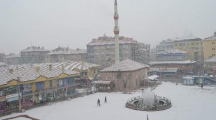 Alaca&rsquo;ya Yılın İlk Karı Yağdı