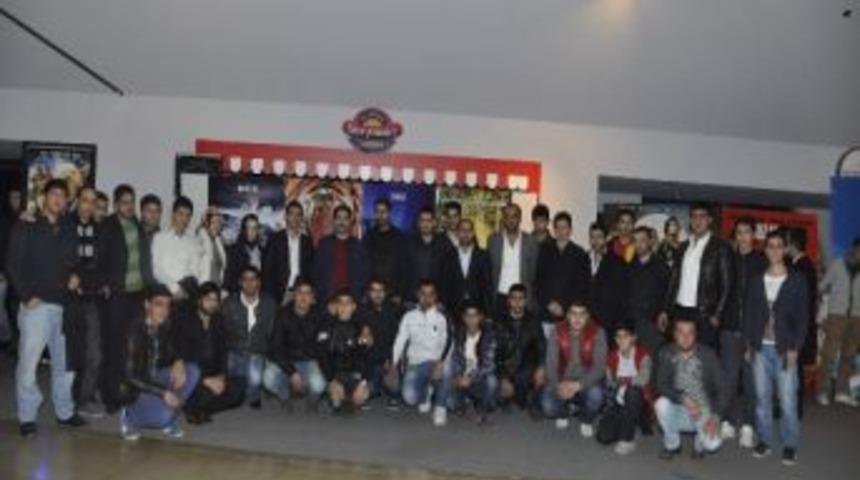 Başkan Yaman Gen&ccedil;lerle Sinema İzledi