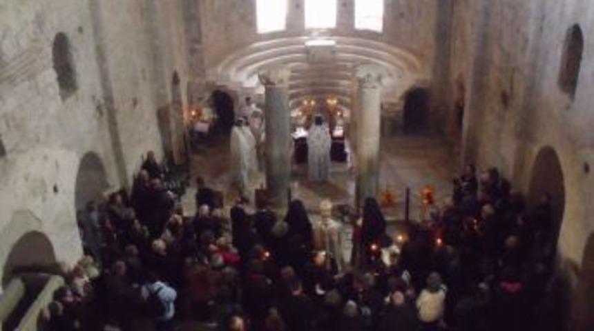 Noel Baba Aziz Nikolaus'un &Ouml;l&uuml;m Yıld&ouml;n&uuml;m&uuml; I&ccedil;in Demre'de Ayin D&uuml;zenlendi