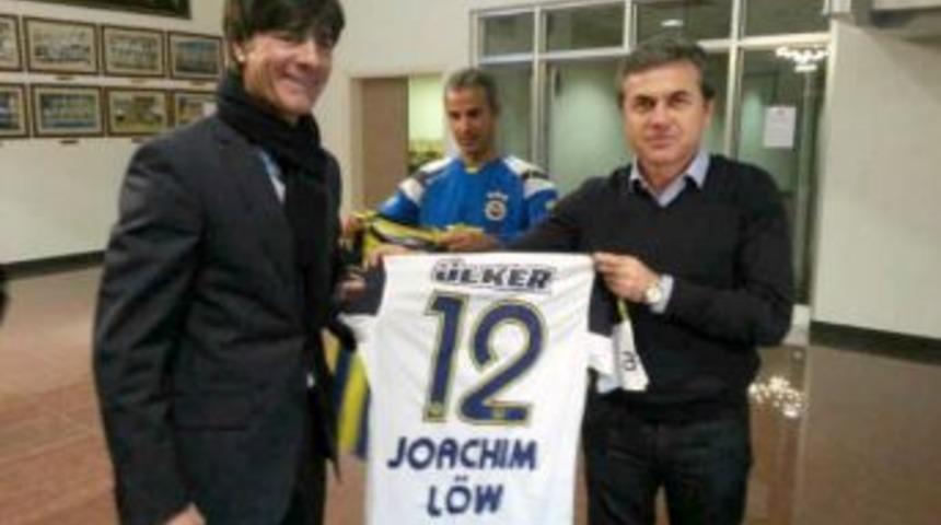 Aykut Kocaman, L&ouml;w'e Fenerbah&ccedil;e Forması Hediye Etti
