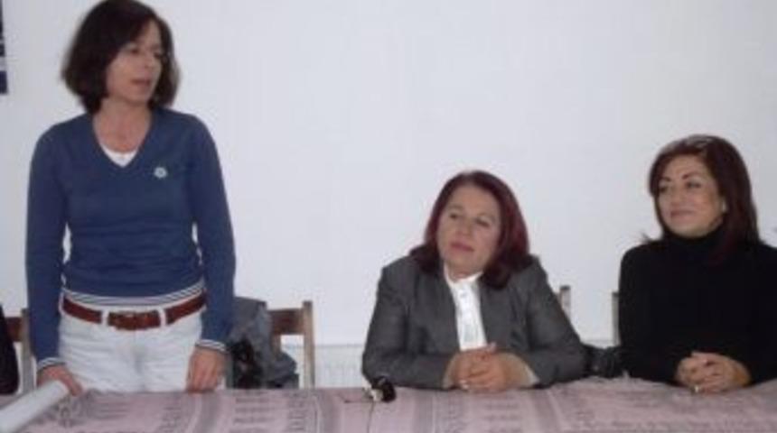 Ayvalık &Ccedil;ydd&rsquo;den Se&ccedil;ilmiş Kadınlara &Ccedil;i&ccedil;ekli Jest