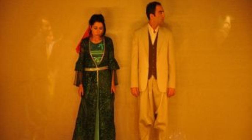 K&uuml;rt&ccedil;e Hamlet&rsquo;ten Sonra 'kanlı D&uuml;ğ&uuml;n De Sahneye &Ccedil;ıktı