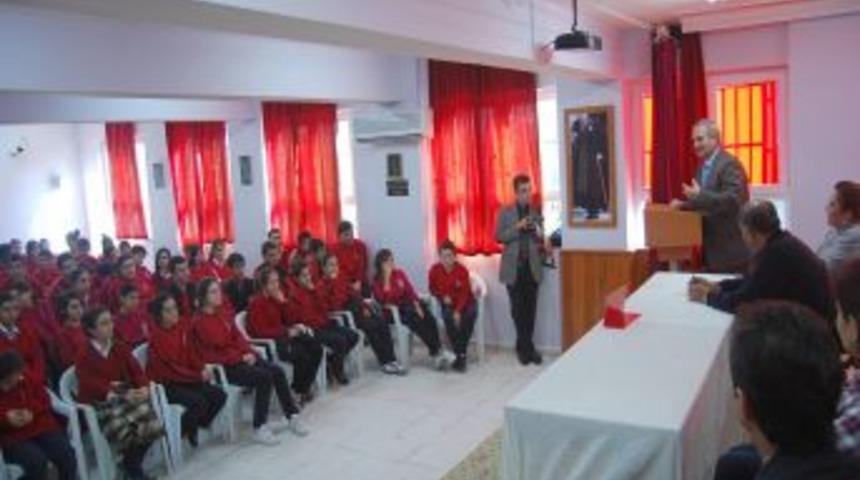 Başkan &Ouml;zgan'dan Liselilere Tavsiye: Bol Bol Kitap Okuyun