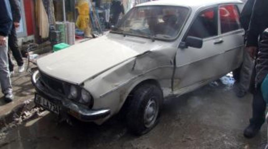 3 Aracın Karıştığı Kazada Bir Ara&ccedil; Iş Yerine Daldı