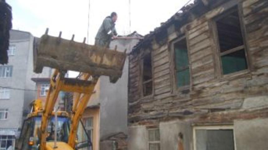 Eski Yapılar Tehlike Sa&ccedil;ıyor