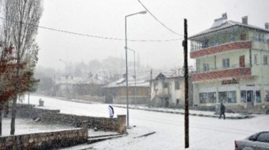 Gemerek&rsquo;te Mevsimin İlk Karı Şiddetli Başladı