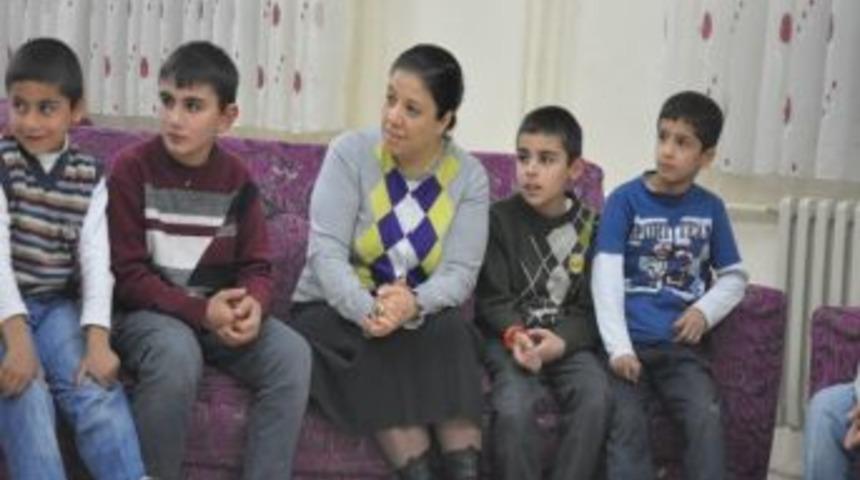 Vali Aydın'ın Eşi, Çocuk Yuvasını Ziyaret Etti