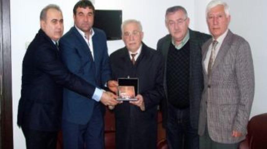 &Ccedil;orum Vakfı &Ccedil;esob Başkanı Kılı&ccedil;'a Alb&uuml;m Hediye Etti