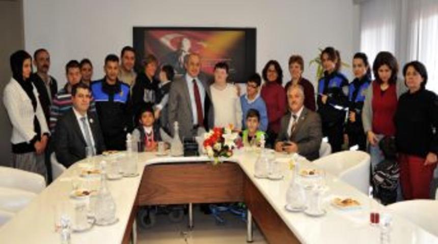 Engelli Ve Down Sendromlular İzmir Emniyet M&uuml;d&uuml;r&uuml; Bilkay'ı Ziyaret Etti