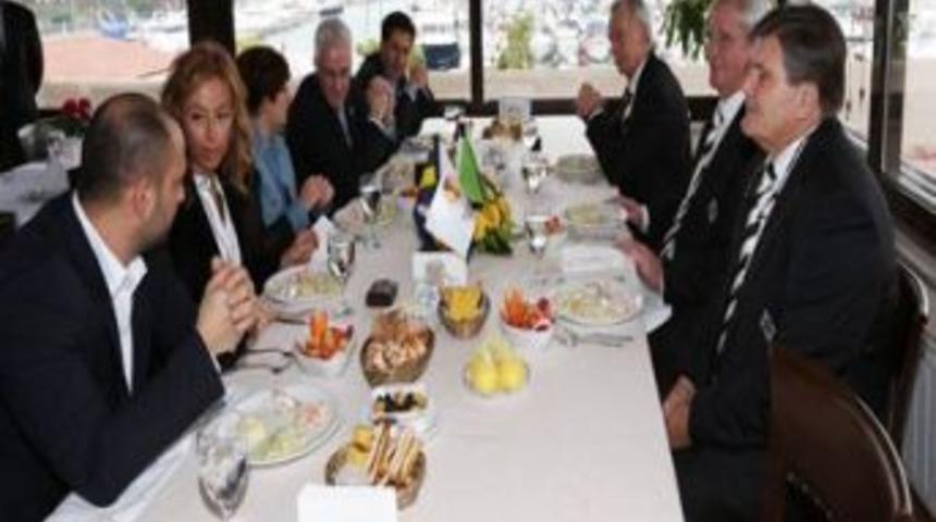 Fenerbah&ccedil;e, M&ouml;nchengladbach Y&ouml;neticilerine Yemek Verdi