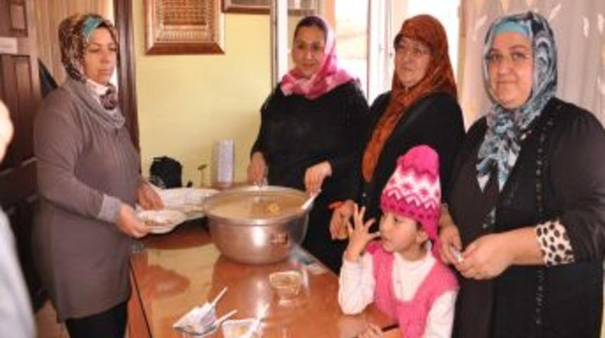 Şehit Aileleri Aşure Dağıttı