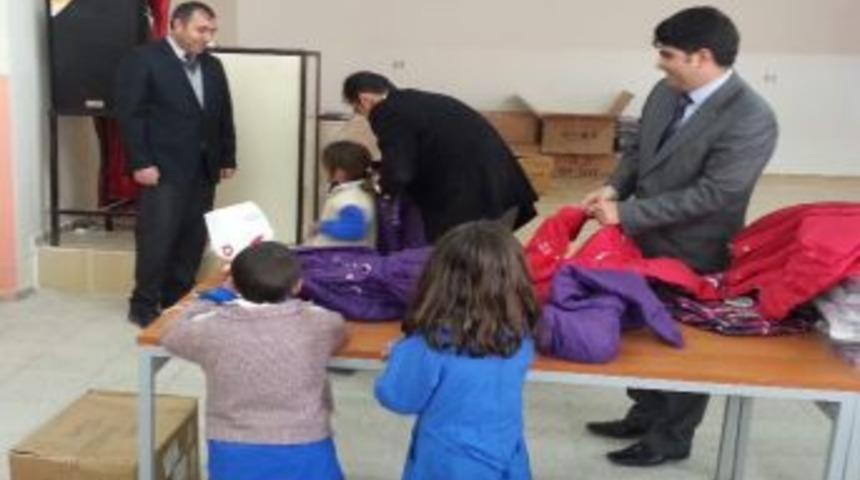 Diyadin'de 300 &Ouml;ğrenciye Giysi Ve Kırtasiye Yardımı