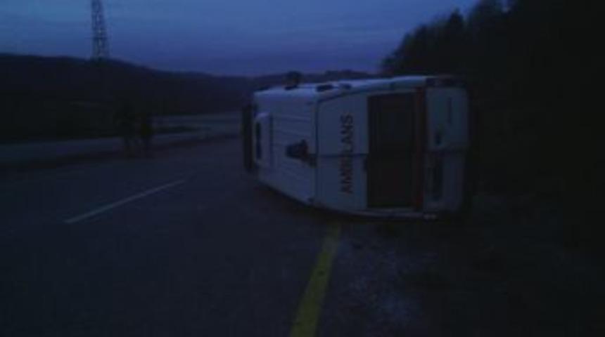 Ambulans Kaza Yaptı: 2 Yaralı