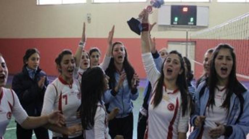 Bayanlar Voleybol&rsquo;da Şampiyon Posof Lisesi