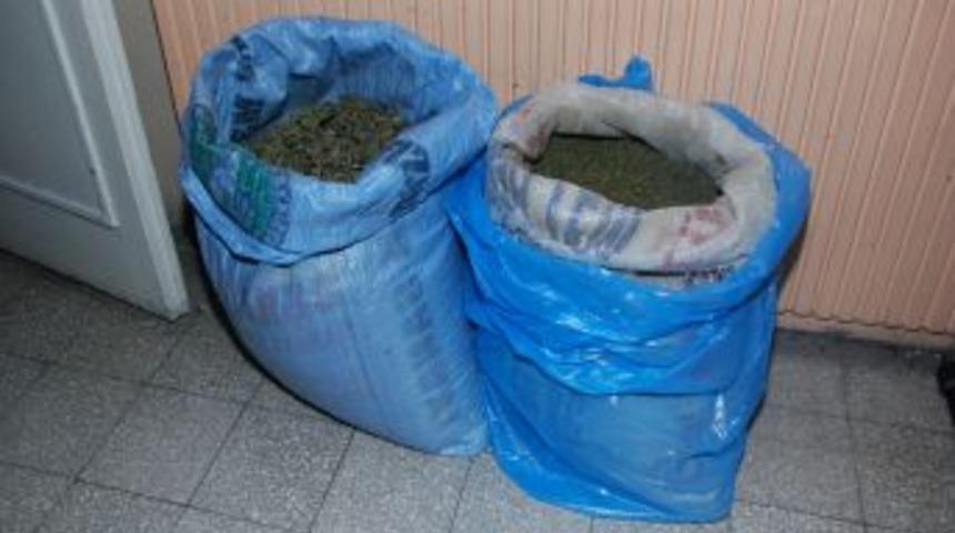 Lastiklerine Ateş Edilerek Durdurulan Ara&ccedil;tan 15 Kilo Esrar &Ccedil;ıktı