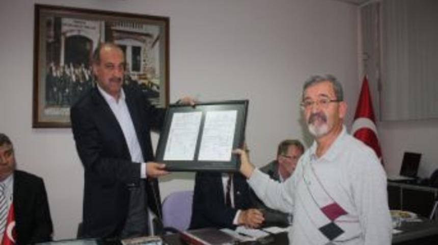 Yunus Emre T&uuml;rbesi&rsquo;nin Tapusu Kula Belediyesi'ne Hediye Edildi