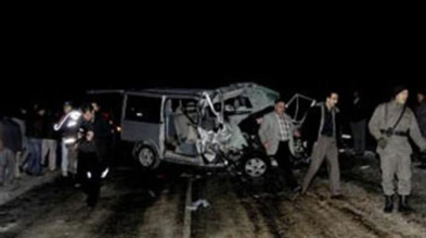 Servis midib&uuml;s&uuml; TIR ile &ccedil;arpıştı: 4 &ouml;l&uuml;