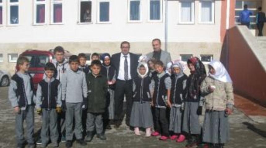 &Uuml;nl&uuml;er Okul Ziyaretlerini S&uuml;rd&uuml;r&uuml;yor