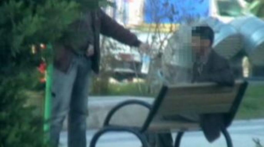 Bağımlı Gen&ccedil;, Tek Kullanımlık Eroin I&ccedil;in Satıcıya Diz &Ccedil;&ouml;k&uuml;p Yalvardı